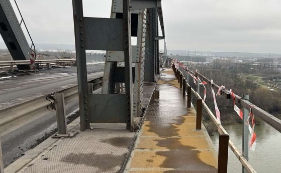 Монтирани са парапетът и стълбовете за осветление в ремонтирания участък от Дунав мост при Русе