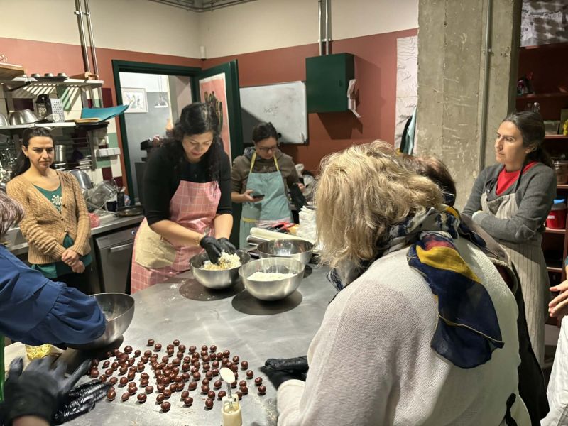  Бежанският кулинарен курс, който сближава общности