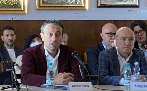 Дискусията продължи повече от час