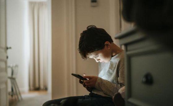 Дете с телефон