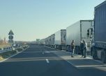 Огромна опашка се извива и от двете страни на ГКПП "Капитан Андреево"