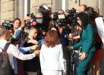 Журналисти отразяват брифинг до сградата на Народното събрание