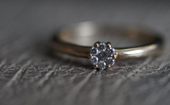 Как да съчетаем годежен пръстен с бъдещите брачни халки?
