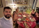 Кирил Петков снима трапезата у дома си на Бъдни вечер