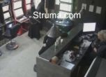 Зрелищен провал на обир в казино в село Хаджидимово, нахлулите носят черни роби (видео)