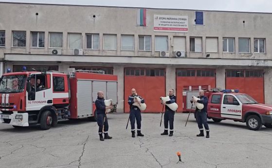 Пожарникари в София поздравиха за Коледа с каба гайди (видео)