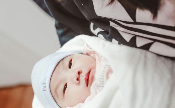 Родителите решават дали да повиват бебето си