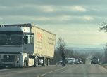 Кола се заби в ремаркето на тир край село Раданово