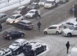 Мъж, правещ нарушение в снежния хаос и трафик в София, излиза да бие друг с бухалка (видео)