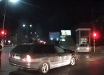 Патрулка без включени сирени удари кола, минаваща на зелен светофар в София
