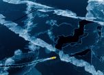 Лодка преминава през замръзнала част от морето край град Нук в Гренландия. (AP Photo/Evgeniy Maloletka)