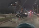 Тежка катастрофа в София посред нощ, пометени са и паркирани коли