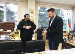 Кметът на "Слатина" Георги Илиев и собственикът на сумата