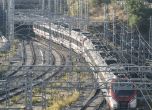 Пътнически влак в Испания се блъсна в строителен кран в Югоизточна Испания. 