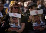 Израелци държат снимки на заложника Ран Гвили в Тел Авив 