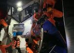 Служители на филипинската брегова охрана оказват помощ на хора, намиращи се на борда на „Триша Керстин 3“ във водите край остров Балук-балук, Басилан, Филипини, 26 януари 2026 г. 