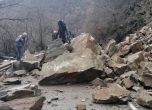 Свлачище затвори временно прохода Троян-Кърнаре