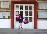 Дете влиза в училище. БТА/Архив
