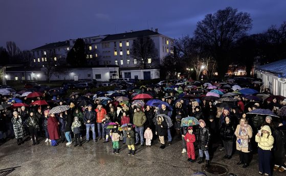 Варненци излязоха на протест в подкрепа на медиците от детска хирургия в ''Св. Анна''