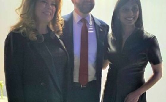 Йотова се снима с Джей Ди Ванс на олимпиадата, представител на БОК там е Лечева