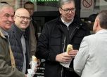 Вучич хапва сандвич с председателя на Сръбската прогресивна партия (СПП) Милош Вучевич и синовете му пред павилион за бързо хранене близо до панаира в Нови Сад