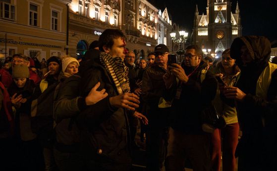 Мъж с разкървавено лице на протест в Нови Сад, 16 февруари, 2026 г.