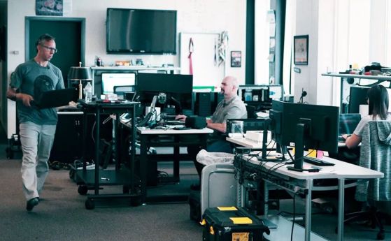 Грег Скуайър и екипът разследващи от Департамента за вътрешната сигурност на САЩ