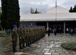Гръцки войници на запалването на олимпийския огън