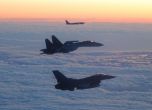 Илюстративна снимка: изтребител Ф-16 на НОРАД (на преден план) ескортира руски изтребител Су-35 и бомбардировач Ту-95 (на заден план) в Идентификационната зона за противовъздушна отбрана над Берингово море, 24 септември 2025.