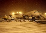 Самолет на летище по време на снеговалеж  