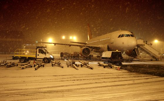 500 души пренощуваха в самолети на летището в Мюнхен заради снежна буря