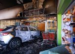 Автомобил се е врязал в магазин
