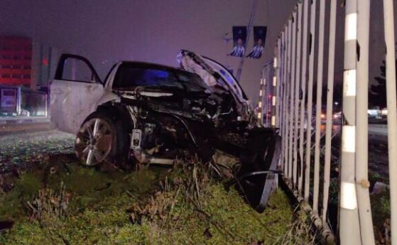 Кола се заби в уличен стълб на булевард в Русе