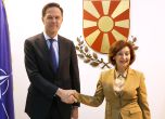 Генералният секретар на НАТО Марк Рюте (вляво) и президентът на Република Северна Македония Гордана Силяновска-Давкова по време на среща в Скопие, Северна Македония. 3 март 2026 г. Снимка: AP Photo/Boris Grdanoski
