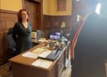 Станислав Балабанов говори с човек от администрацията на МЗХ