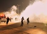 Иракските сили за сигурност разпръсват със сълотворен газ протестириращи срещу израелско-американската офанзива срещу Иран в столицата Багдад, близо до мост, който води до силно охраняваната "Зелена зона", където се намира посолството на САЩ, 2 март 2026 