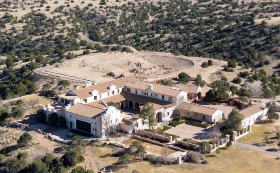 Разследващите в САЩ търсят заровени тела в бившето ранчо на Епстийн