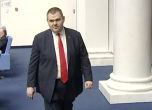 Делян Пеевски излиза да говори в "кулоарите"