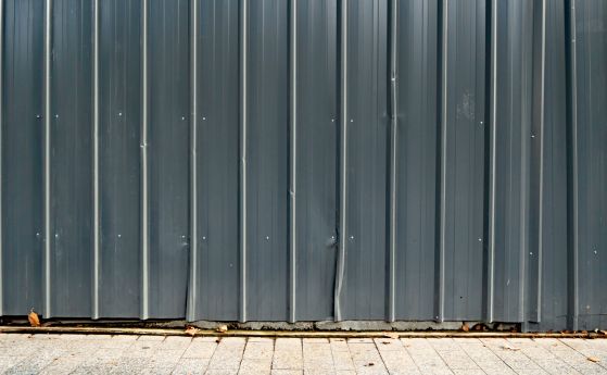 Двама мъже окрадоха ламарините край строителен обект във Варна