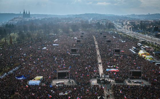 Чехите не искат да са руска пета колона: Стотици хиляди протестиращи заляха Прага