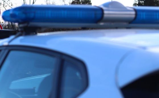 Кола се удари в камион на главния път Е-79, загинаха двама души