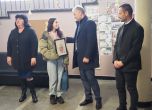 Ученичката е отличена с грамота от МВР Варна