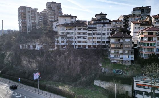 Румънски търговци на тенджери и ножове заблуждават възрастни хора във Велико Търново