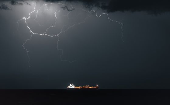 Иран вероятно печели милиони от блокадата на Ормузкия проток