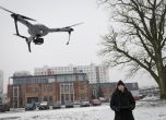 Служител на предприятието за производство на дронове "Atlas Aerospace" изпробва дрон в Рига. 