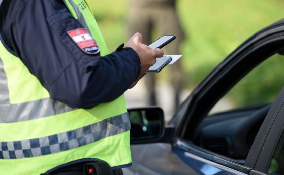 Полицай е блъснат, докато извършвал проверка на пътя край Белица