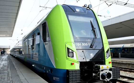 Товарен влак аварира преди гара Тъжа