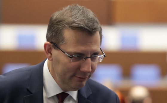 ДПС-Пеевски иска всички СМС-и между кабинета и лидерите на ПП-ДБ. Гюров: Няма да допусна предизборни провокации