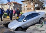 Кола пропадна в огромна дупка на пътя в Пловдив