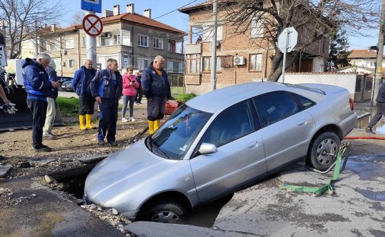 Пловдивска трагедия: Кола пропадна в огромна дупка на пътя. Цяла улица се наводни (снимки)